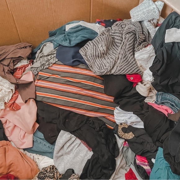 Pick your size!! Woman’s Mystery bundle!! Pallet pulls! - Picture 2 of 7